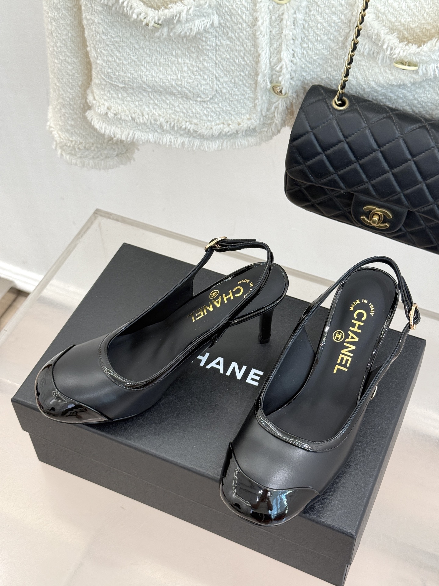 CHANE*｜小香26B新品拼色 中空高跟凉鞋 鞋柜百搭宝藏款 时髦精必入款 标志性双C五金点缀鞋身 中空露肤显纤细 细