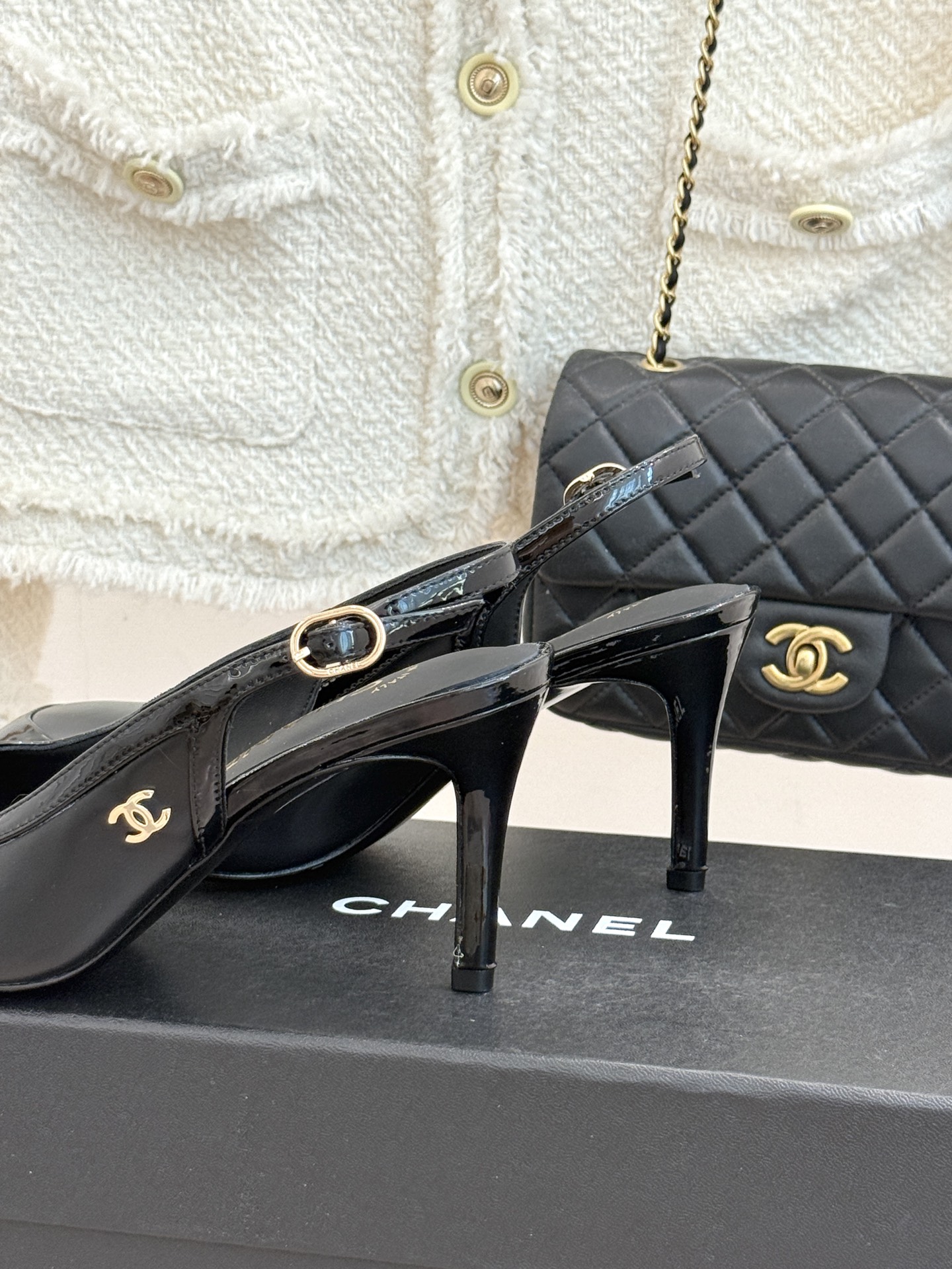 CHANE*｜小香26B新品拼色 中空高跟凉鞋 鞋柜百搭宝藏款 时髦精必入款 标志性双C五金点缀鞋身 中空露肤显纤细 细