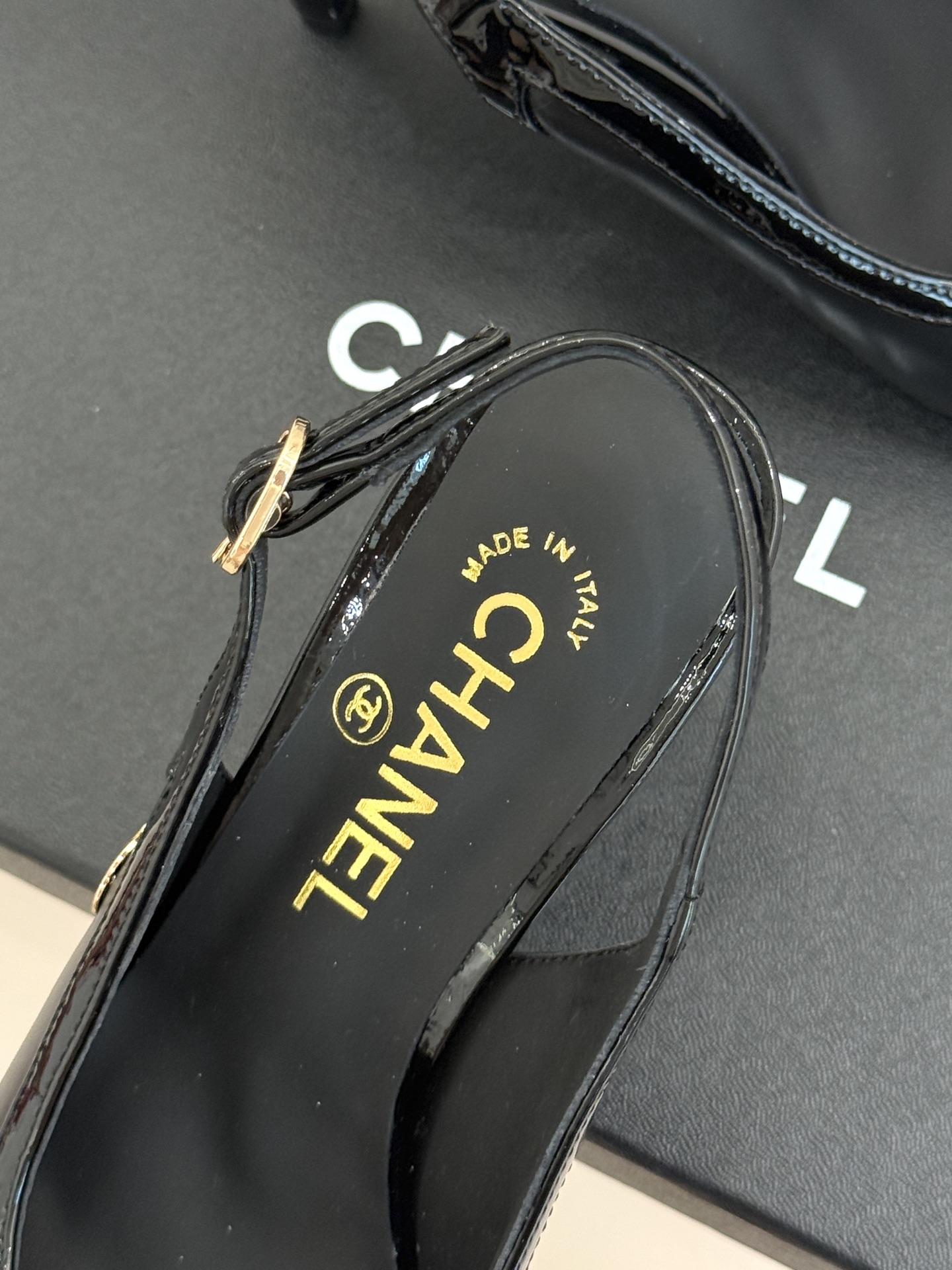 CHANE*｜小香26B新品拼色 中空高跟凉鞋 鞋柜百搭宝藏款 时髦精必入款 标志性双C五金点缀鞋身 中空露肤显纤细 细