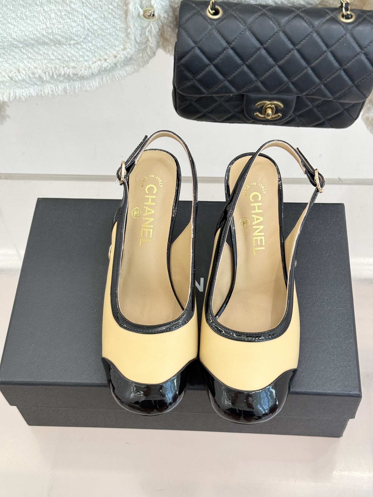 CHANE*|小香26B新品拼色 中空高跟凉鞋 鞋柜百搭宝藏款 时髦精必入款 标志性双C五金点缀鞋身 中空露肤显纤细 细 CHANE*|小香26B新品拼色 中空高跟凉鞋 鞋柜百搭宝藏款 时髦精必入款 标志性双C五金点缀鞋身 中空露肤显纤细 细