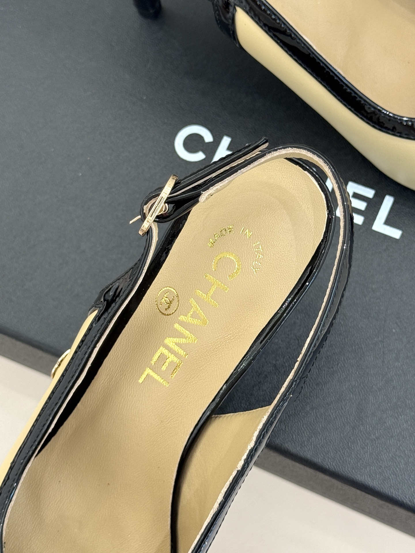CHANE*|小香26B新品拼色 中空高跟凉鞋 鞋柜百搭宝藏款 时髦精必入款 标志性双C五金点缀鞋身 中空露肤显纤细 细 CHANE*|小香26B新品拼色 中空高跟凉鞋 鞋柜百搭宝藏款 时髦精必入款 标志性双C五金点缀鞋身 中空露肤显纤细 细