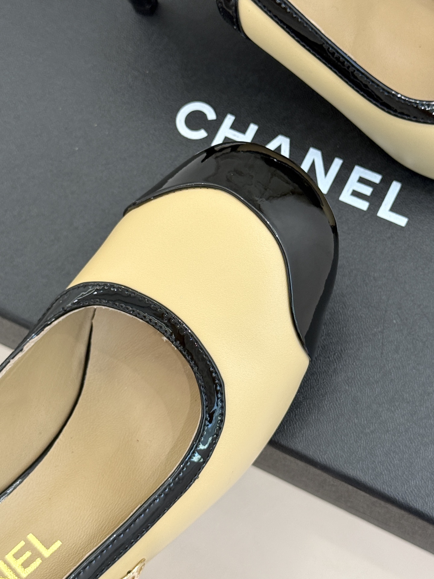 CHANE*|小香26B新品拼色 中空高跟凉鞋 鞋柜百搭宝藏款 时髦精必入款 标志性双C五金点缀鞋身 中空露肤显纤细 细 CHANE*|小香26B新品拼色 中空高跟凉鞋 鞋柜百搭宝藏款 时髦精必入款 标志性双C五金点缀鞋身 中空露肤显纤细 细