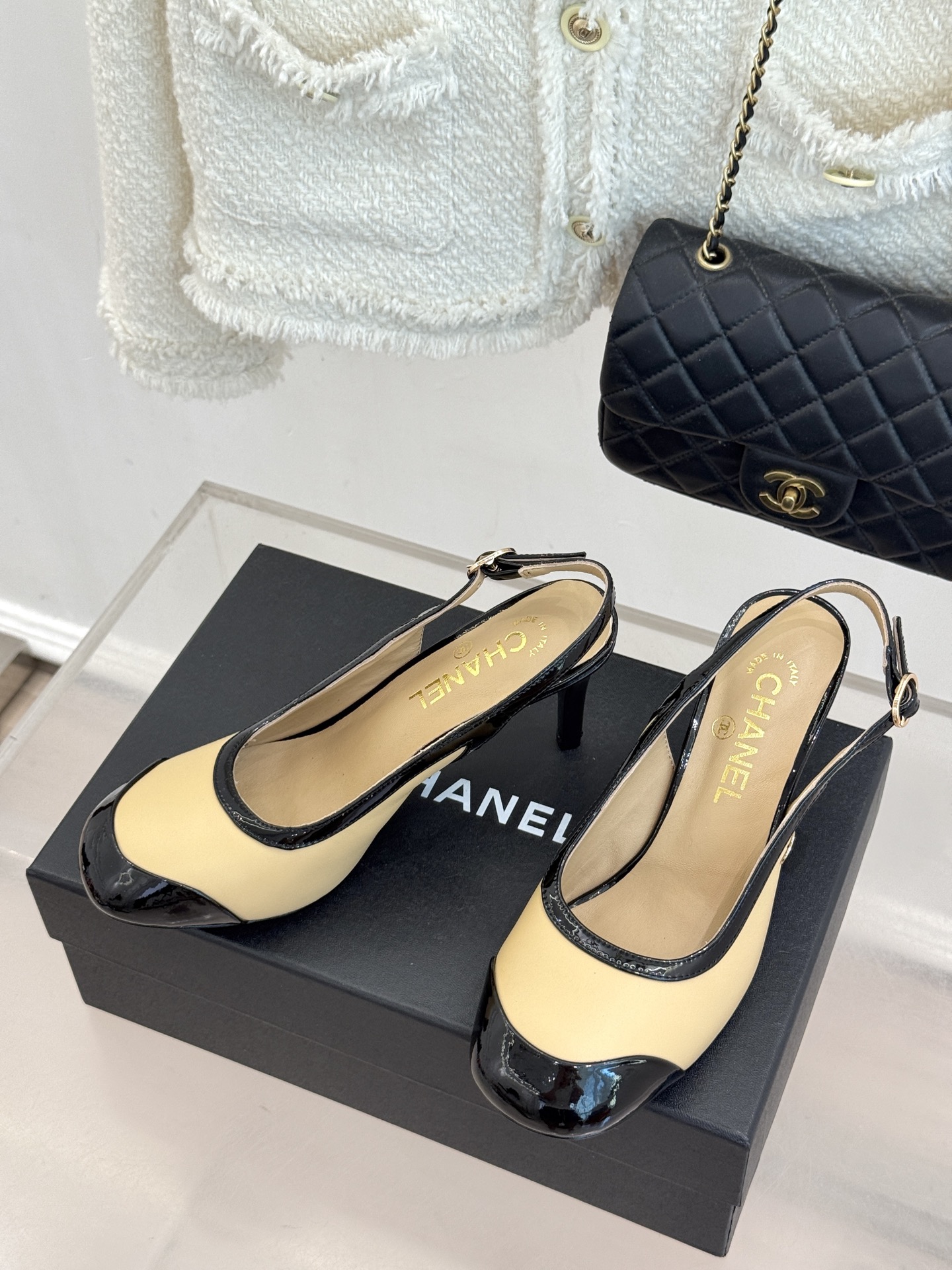 CHANE*|小香26B新品拼色 中空高跟凉鞋 鞋柜百搭宝藏款 时髦精必入款 标志性双C五金点缀鞋身 中空露肤显纤细 细 CHANE*|小香26B新品拼色 中空高跟凉鞋 鞋柜百搭宝藏款 时髦精必入款 标志性双C五金点缀鞋身 中空露肤显纤细 细