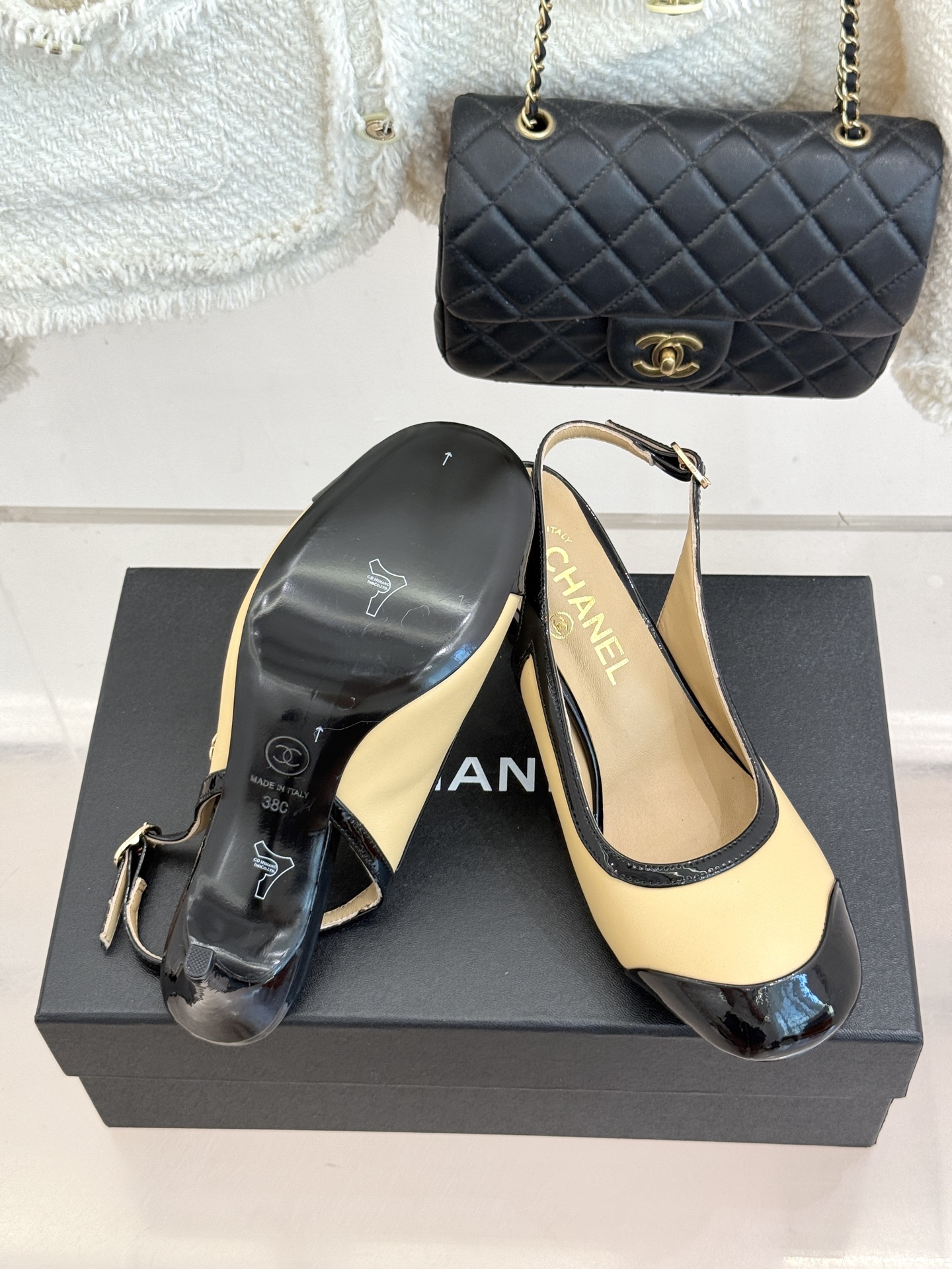 CHANE*|小香26B新品拼色 中空高跟凉鞋 鞋柜百搭宝藏款 时髦精必入款 标志性双C五金点缀鞋身 中空露肤显纤细 细 CHANE*|小香26B新品拼色 中空高跟凉鞋 鞋柜百搭宝藏款 时髦精必入款 标志性双C五金点缀鞋身 中空露肤显纤细 细