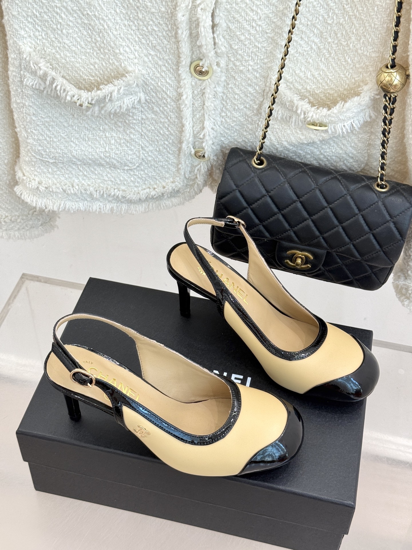CHANE*|小香26B新品拼色 中空高跟凉鞋 鞋柜百搭宝藏款 时髦精必入款 标志性双C五金点缀鞋身 中空露肤显纤细 细 CHANE*|小香26B新品拼色 中空高跟凉鞋 鞋柜百搭宝藏款 时髦精必入款 标志性双C五金点缀鞋身 中空露肤显纤细 细
