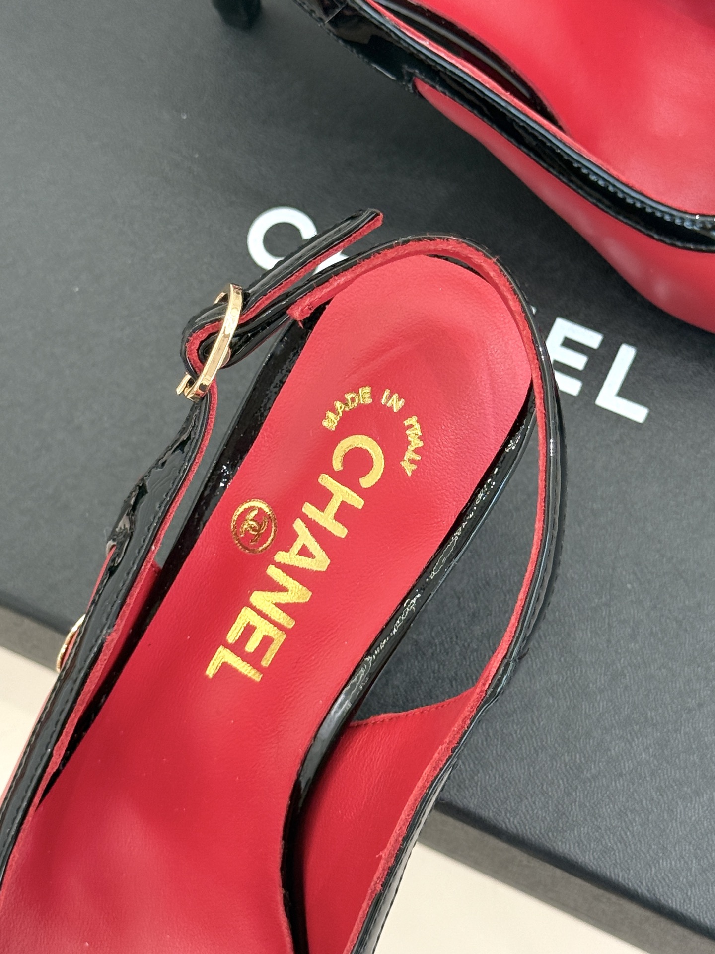 CHANE*｜小香26B新品拼色 中空高跟凉鞋 鞋柜百搭宝藏款 时髦精必入款 标志性双C五金点缀鞋身 中空露肤显纤细 细