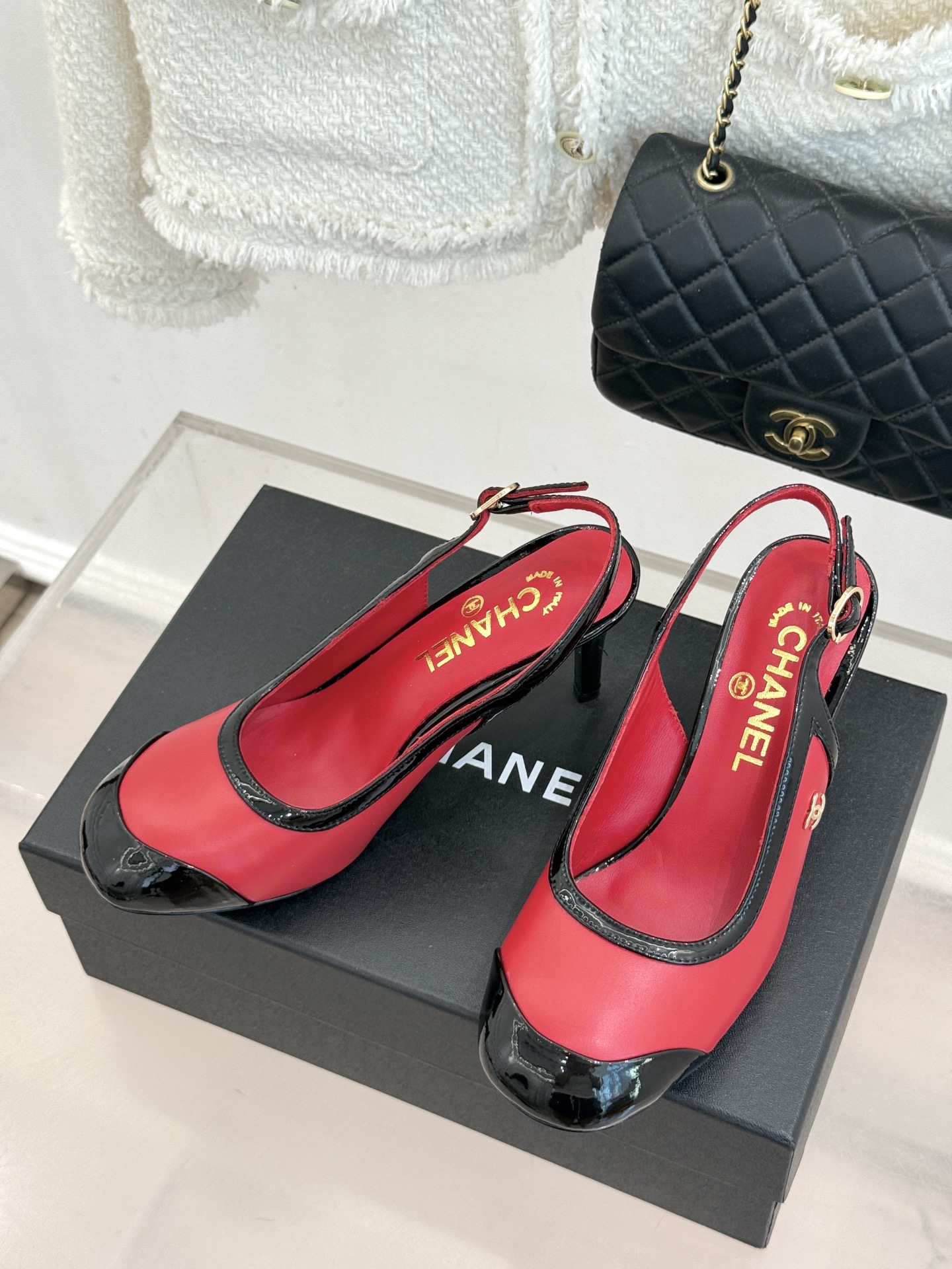 CHANE*｜小香26B新品拼色 中空高跟凉鞋 鞋柜百搭宝藏款 时髦精必入款 标志性双C五金点缀鞋身 中空露肤显纤细 细