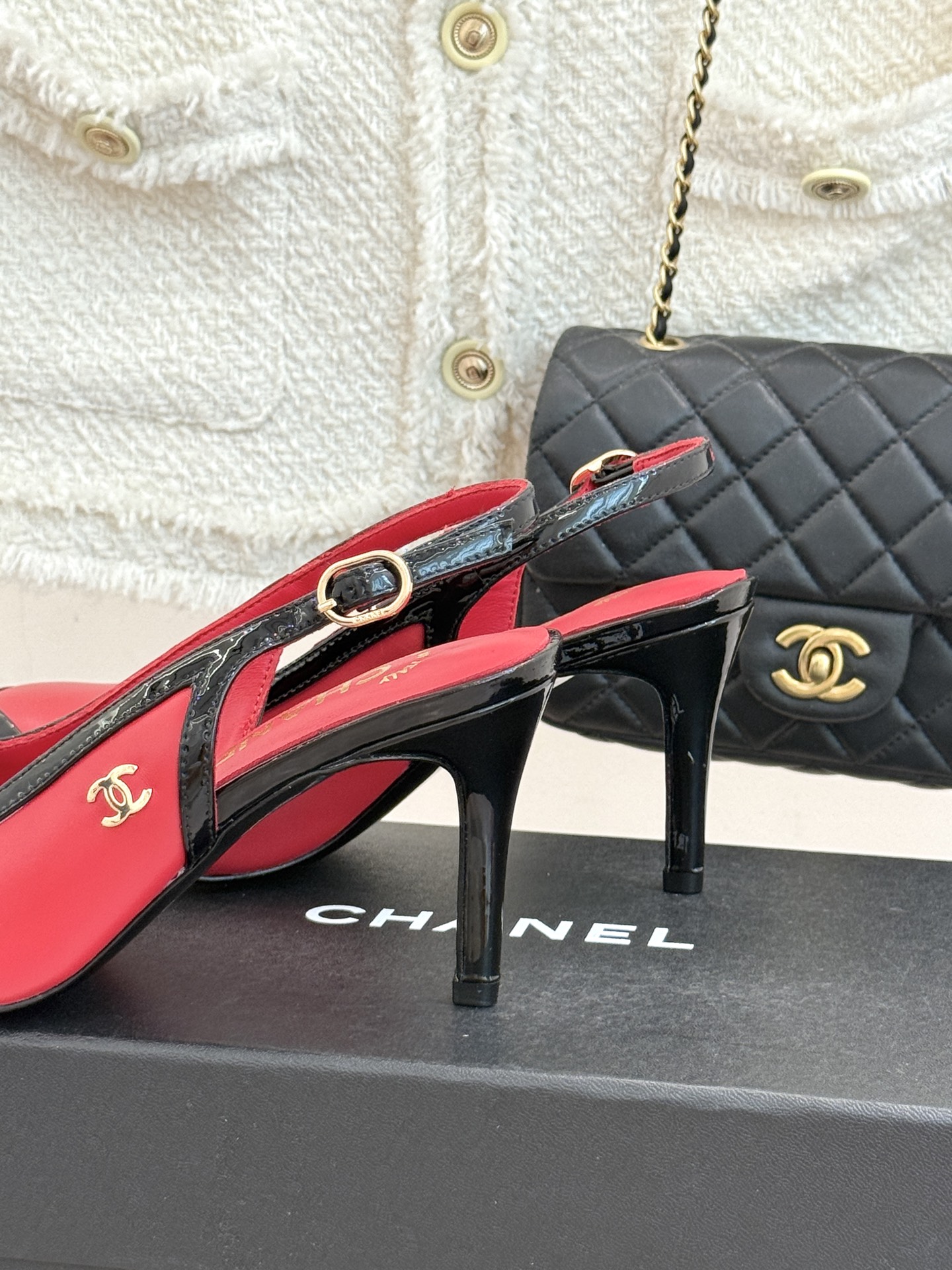 CHANE*｜小香26B新品拼色 中空高跟凉鞋 鞋柜百搭宝藏款 时髦精必入款 标志性双C五金点缀鞋身 中空露肤显纤细 细