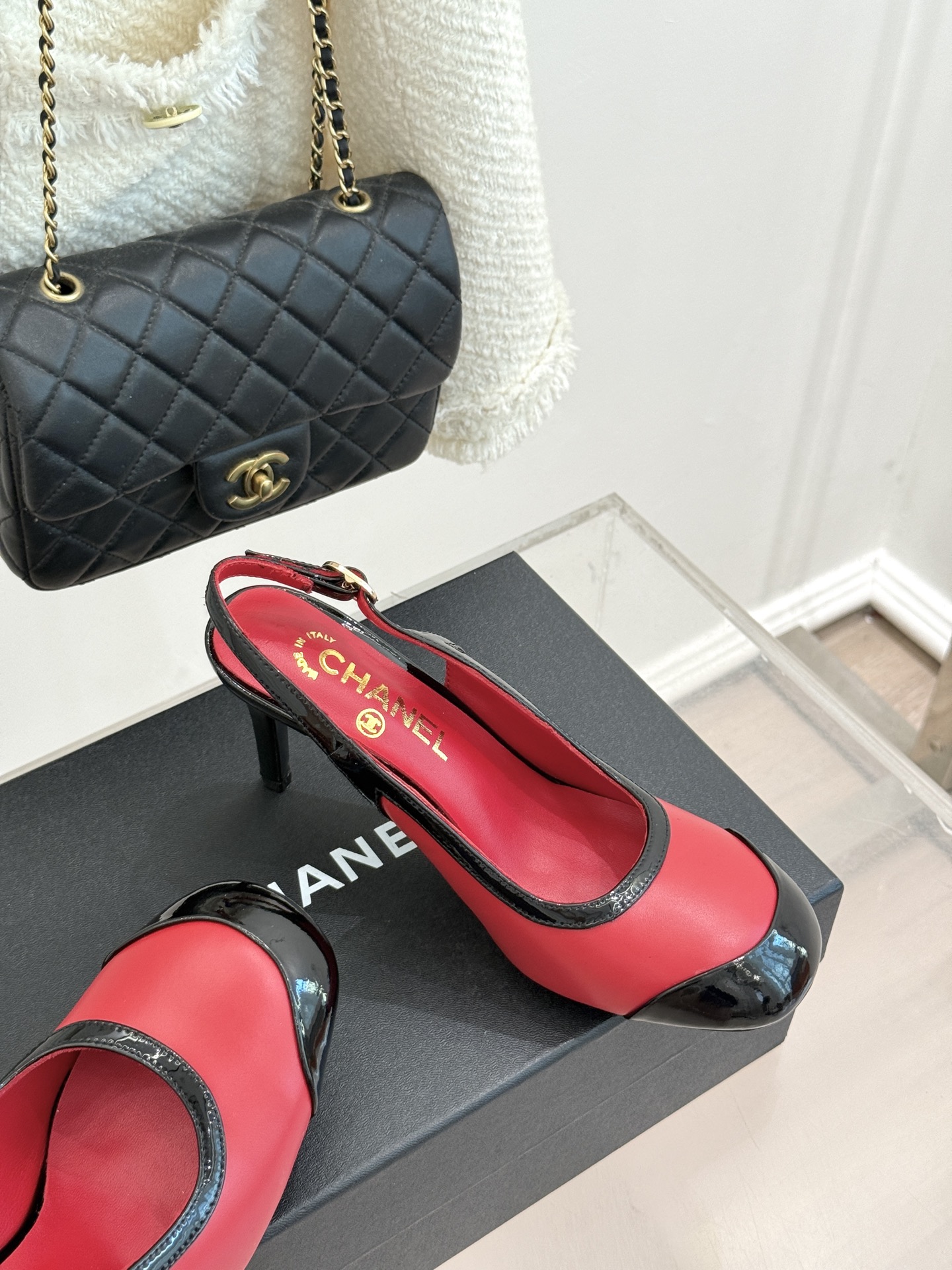CHANE*｜小香26B新品拼色 中空高跟凉鞋 鞋柜百搭宝藏款 时髦精必入款 标志性双C五金点缀鞋身 中空露肤显纤细 细