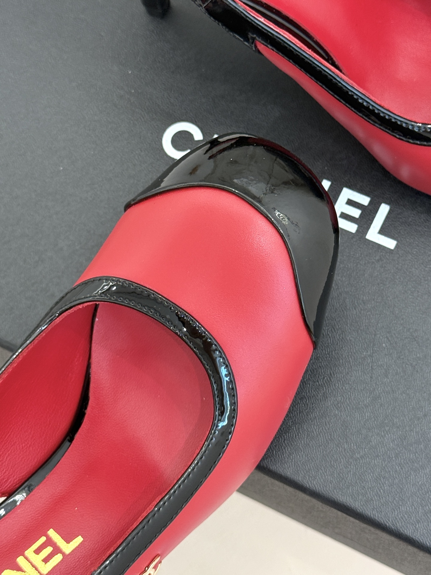 CHANE*｜小香26B新品拼色 中空高跟凉鞋 鞋柜百搭宝藏款 时髦精必入款 标志性双C五金点缀鞋身 中空露肤显纤细 细