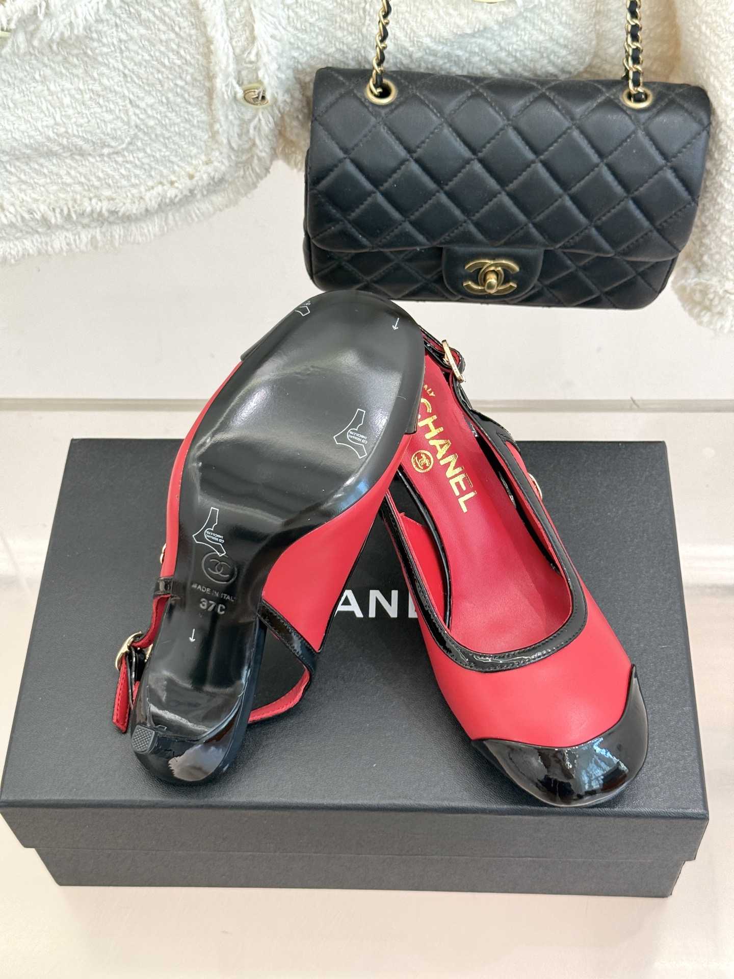 CHANE*｜小香26B新品拼色 中空高跟凉鞋 鞋柜百搭宝藏款 时髦精必入款 标志性双C五金点缀鞋身 中空露肤显纤细 细