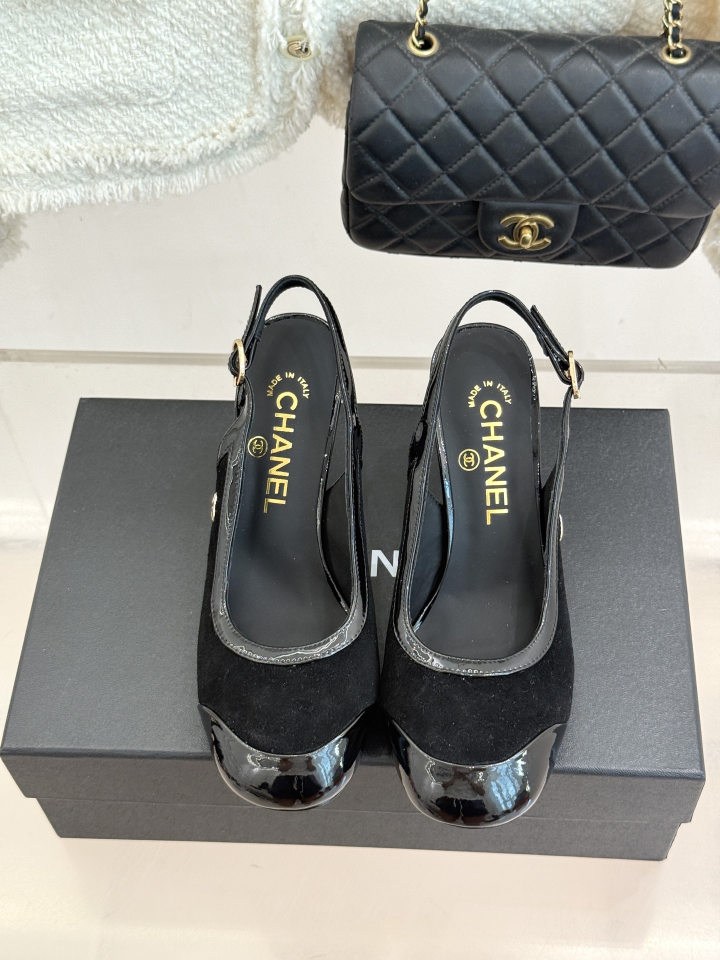 CHANE*|小香26B新品拼色 中空高跟凉鞋 鞋柜百搭宝藏款 时髦精必入款 标志性双C五金点缀鞋身 中空露肤显纤细 细 CHANE*|小香26B新品拼色 中空高跟凉鞋 鞋柜百搭宝藏款 时髦精必入款 标志性双C五金点缀鞋身 中空露肤显纤细 细