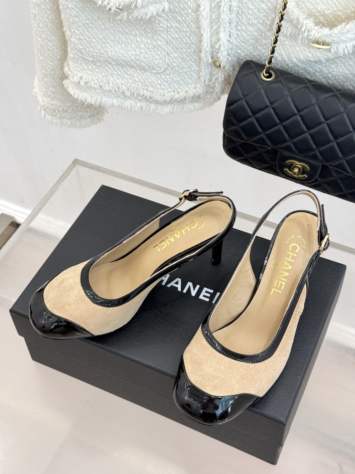 CHANE*｜小香26B新品拼色 中空高跟凉鞋 鞋柜百搭宝藏款 时髦精必入款 标志性双C五金点缀鞋身 中空露肤显纤细 细