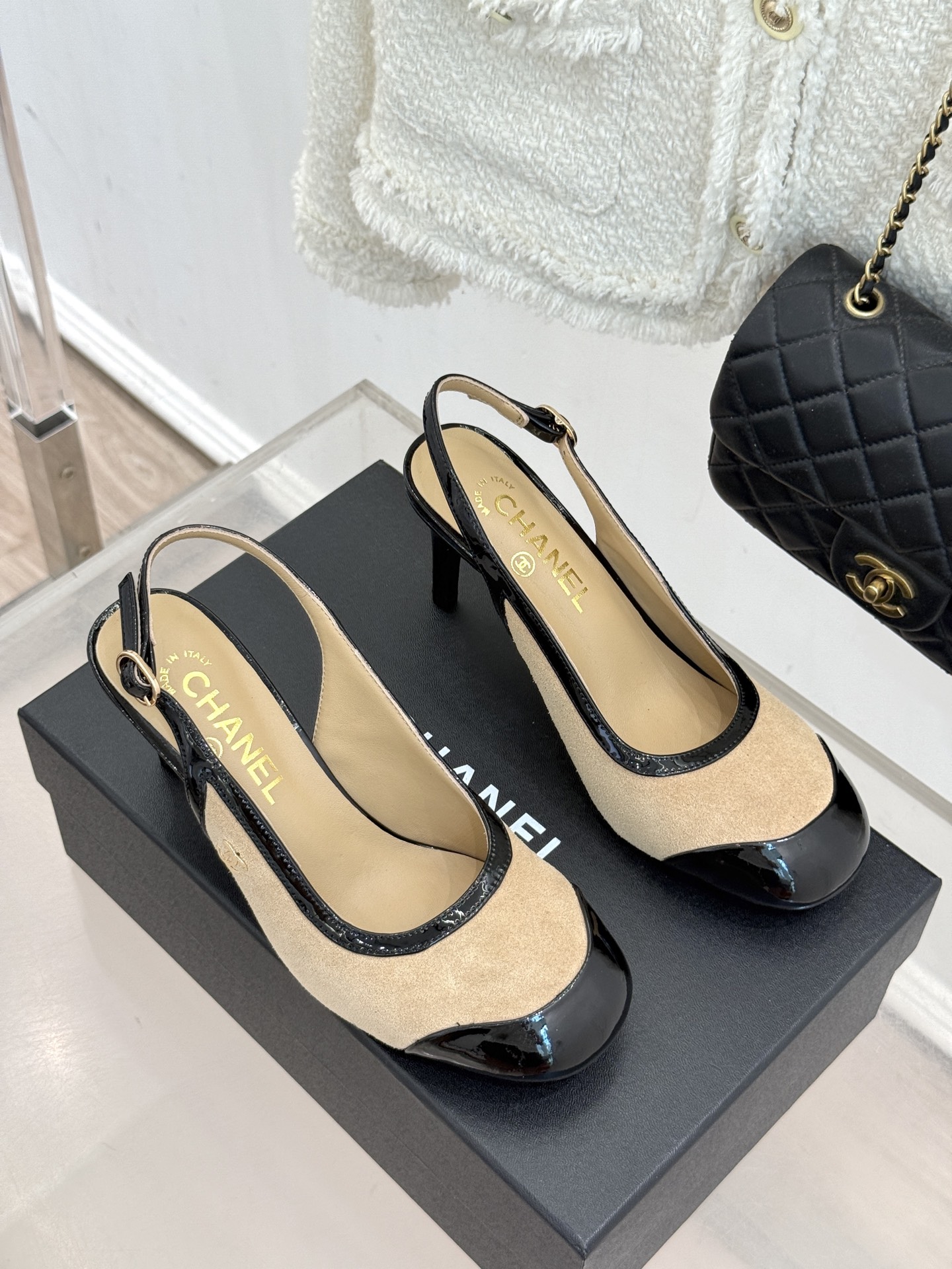 CHANE*｜小香26B新品拼色 中空高跟凉鞋 鞋柜百搭宝藏款 时髦精必入款 标志性双C五金点缀鞋身 中空露肤显纤细 细
