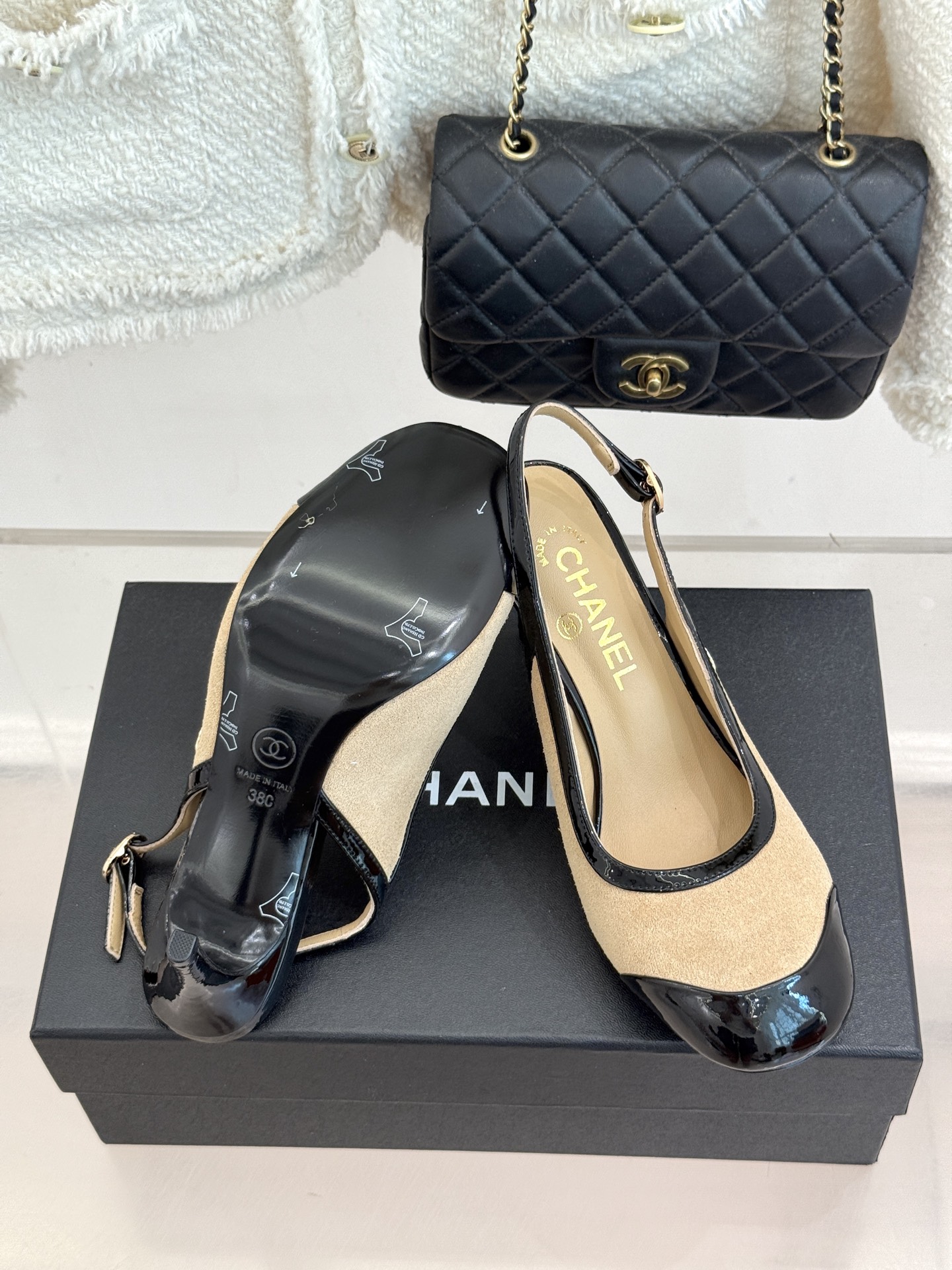 CHANE*｜小香26B新品拼色 中空高跟凉鞋 鞋柜百搭宝藏款 时髦精必入款 标志性双C五金点缀鞋身 中空露肤显纤细 细