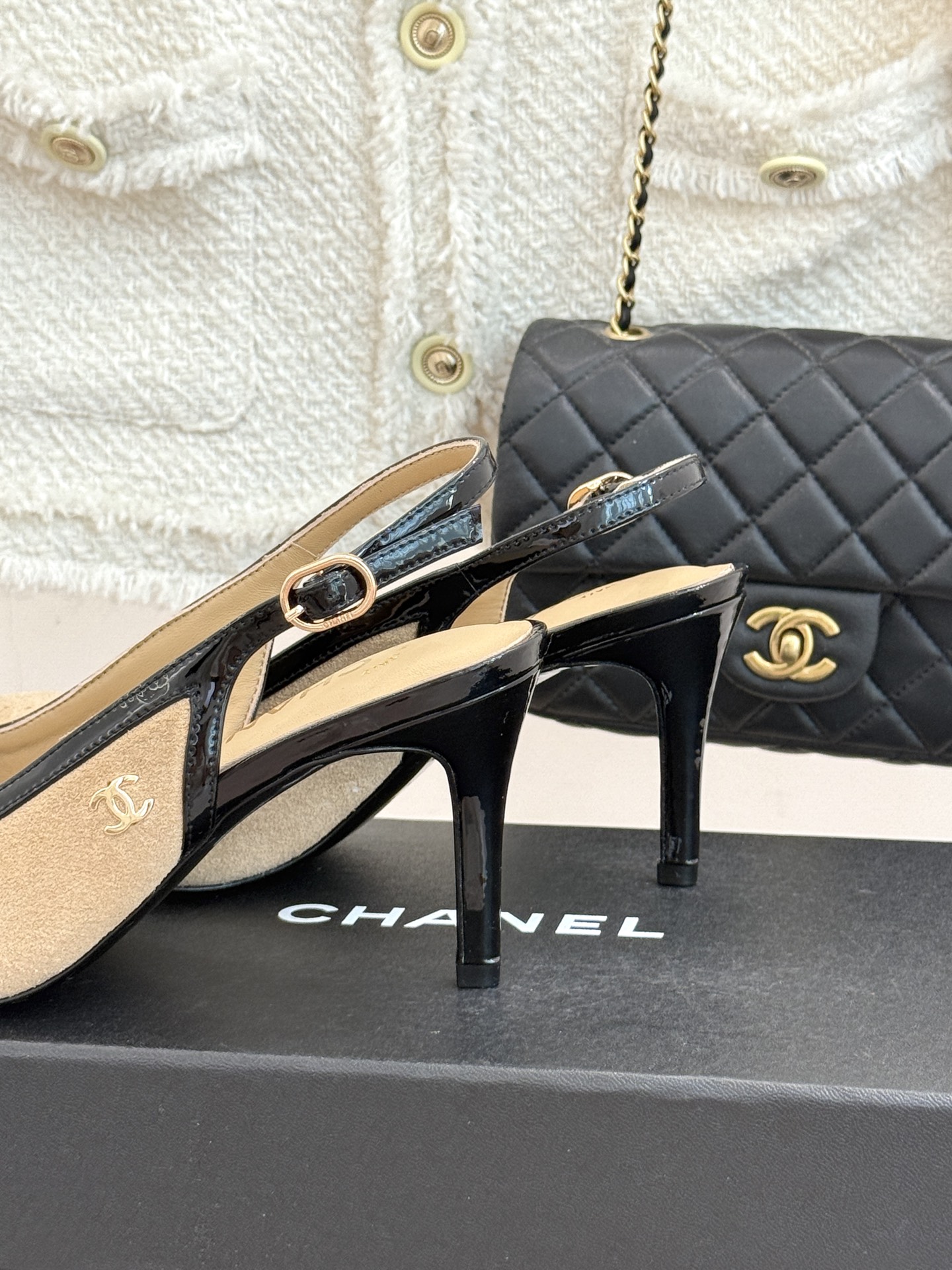 CHANE*｜小香26B新品拼色 中空高跟凉鞋 鞋柜百搭宝藏款 时髦精必入款 标志性双C五金点缀鞋身 中空露肤显纤细 细