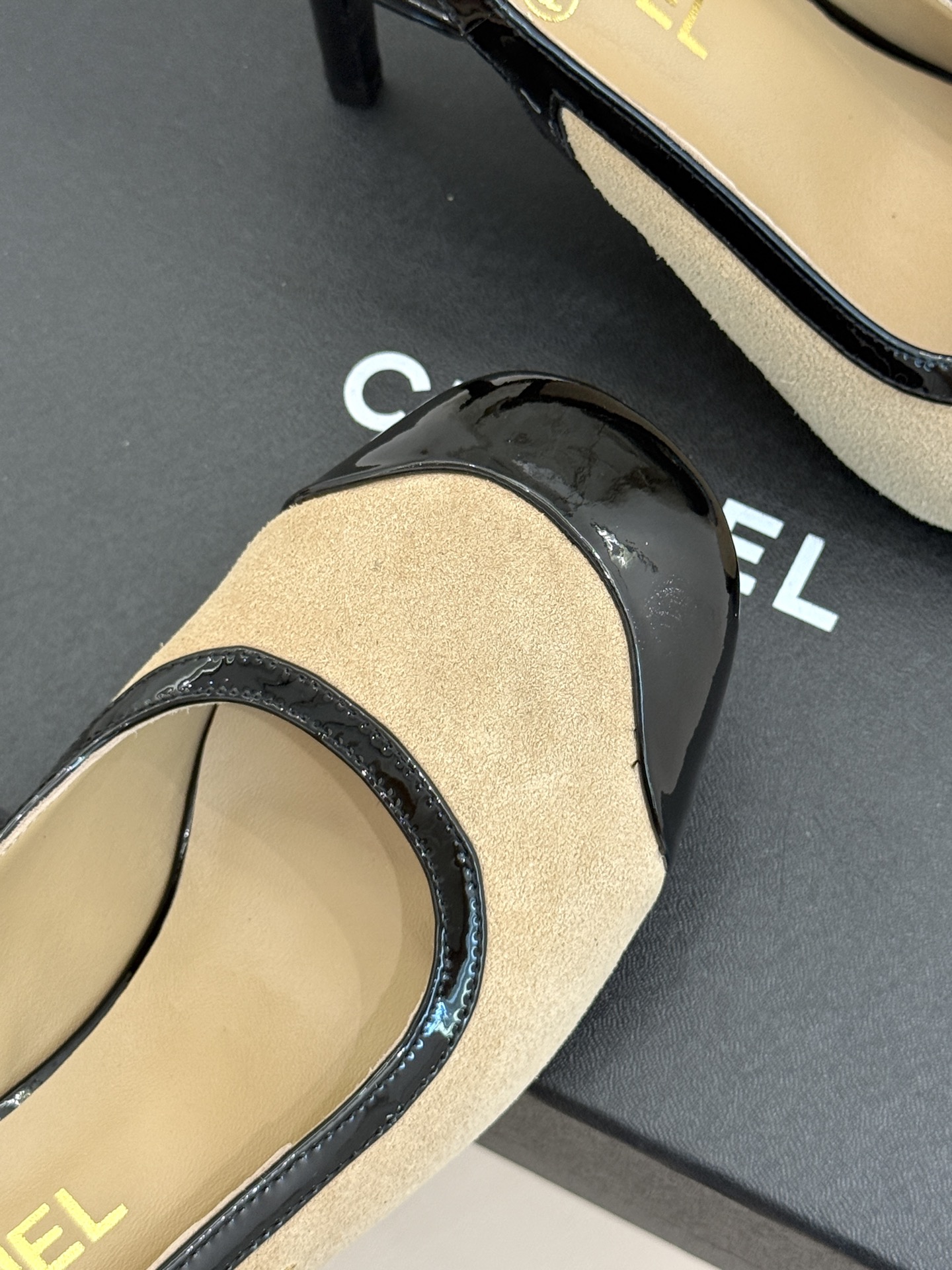 CHANE*｜小香26B新品拼色 中空高跟凉鞋 鞋柜百搭宝藏款 时髦精必入款 标志性双C五金点缀鞋身 中空露肤显纤细 细
