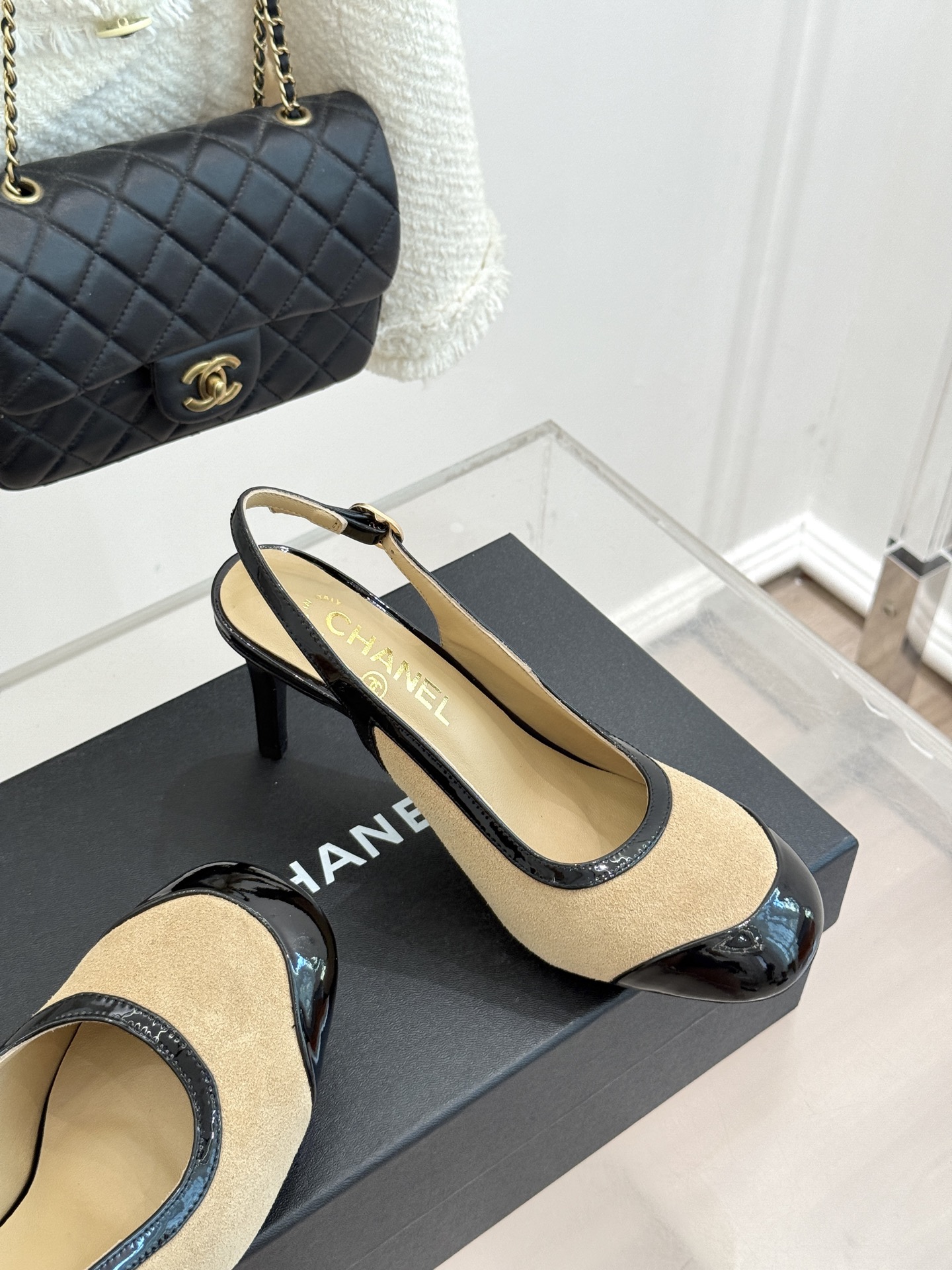 CHANE*｜小香26B新品拼色 中空高跟凉鞋 鞋柜百搭宝藏款 时髦精必入款 标志性双C五金点缀鞋身 中空露肤显纤细 细
