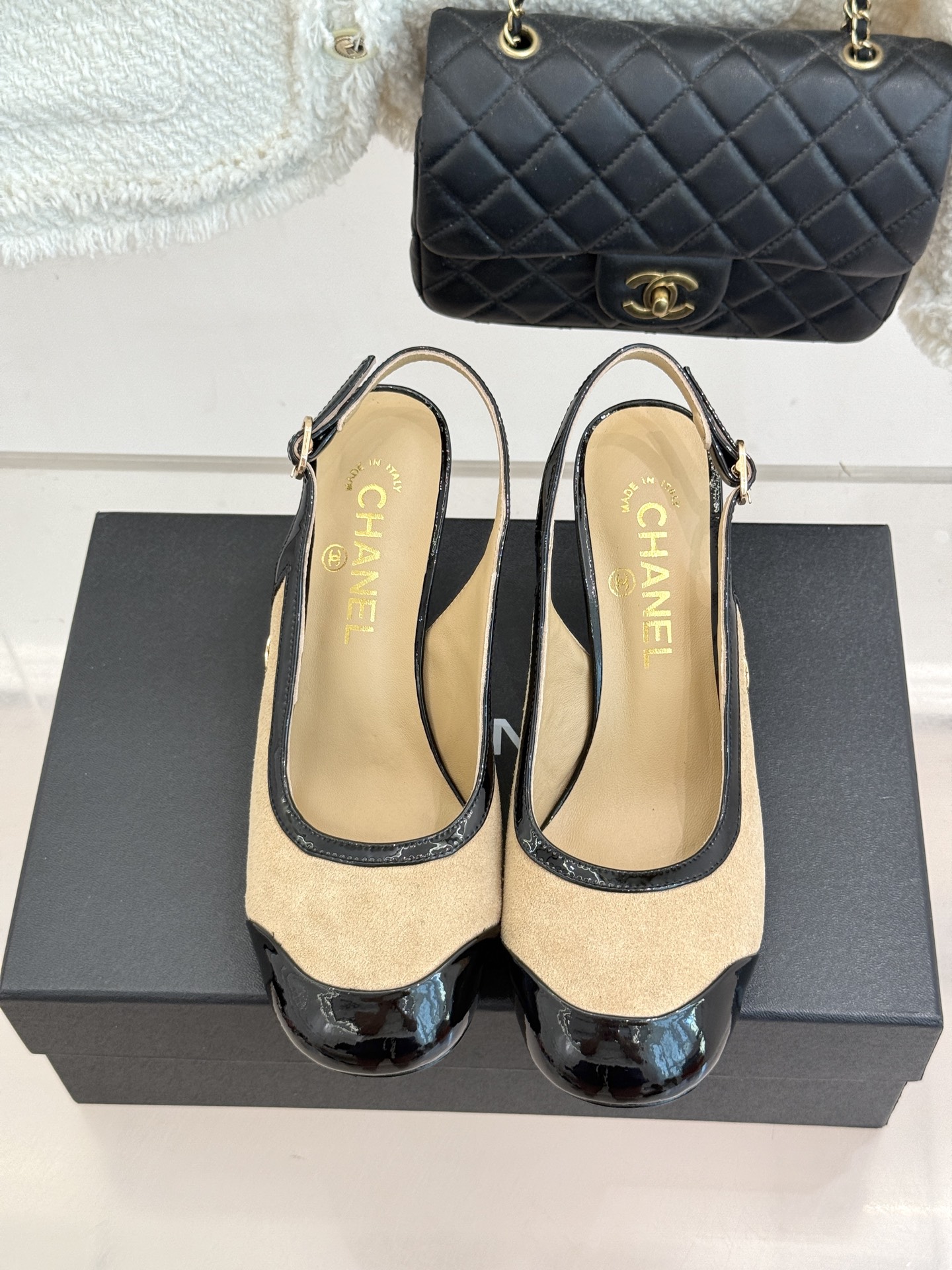 CHANE*｜小香26B新品拼色 中空高跟凉鞋 鞋柜百搭宝藏款 时髦精必入款 标志性双C五金点缀鞋身 中空露肤显纤细 细