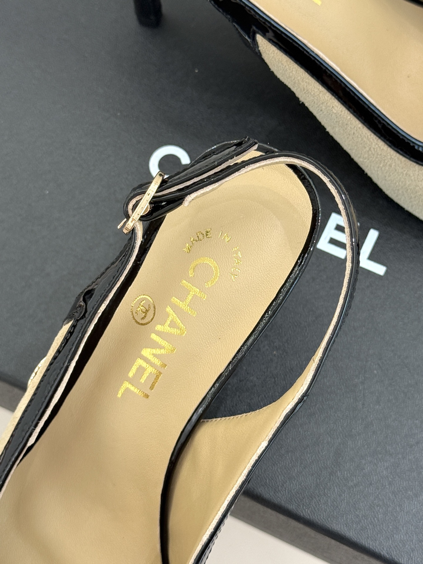 CHANE*｜小香26B新品拼色 中空高跟凉鞋 鞋柜百搭宝藏款 时髦精必入款 标志性双C五金点缀鞋身 中空露肤显纤细 细