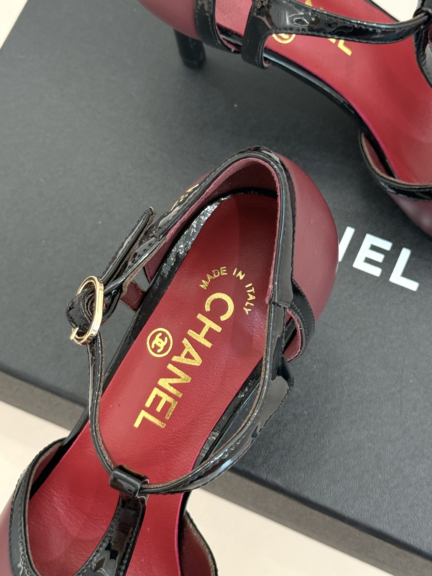 CHANE*|小香26B新品拼色 T字带中空高跟凉鞋 T字带缀双C金属标识 中空露肤显纤细 细高跟悄悄拉长腿线 复古法式 CHANE*|小香26B新品拼色 T字带中空高跟凉鞋 T字带缀双C金属标识 中空露肤显纤细 细高跟悄悄拉长腿线 复古法式