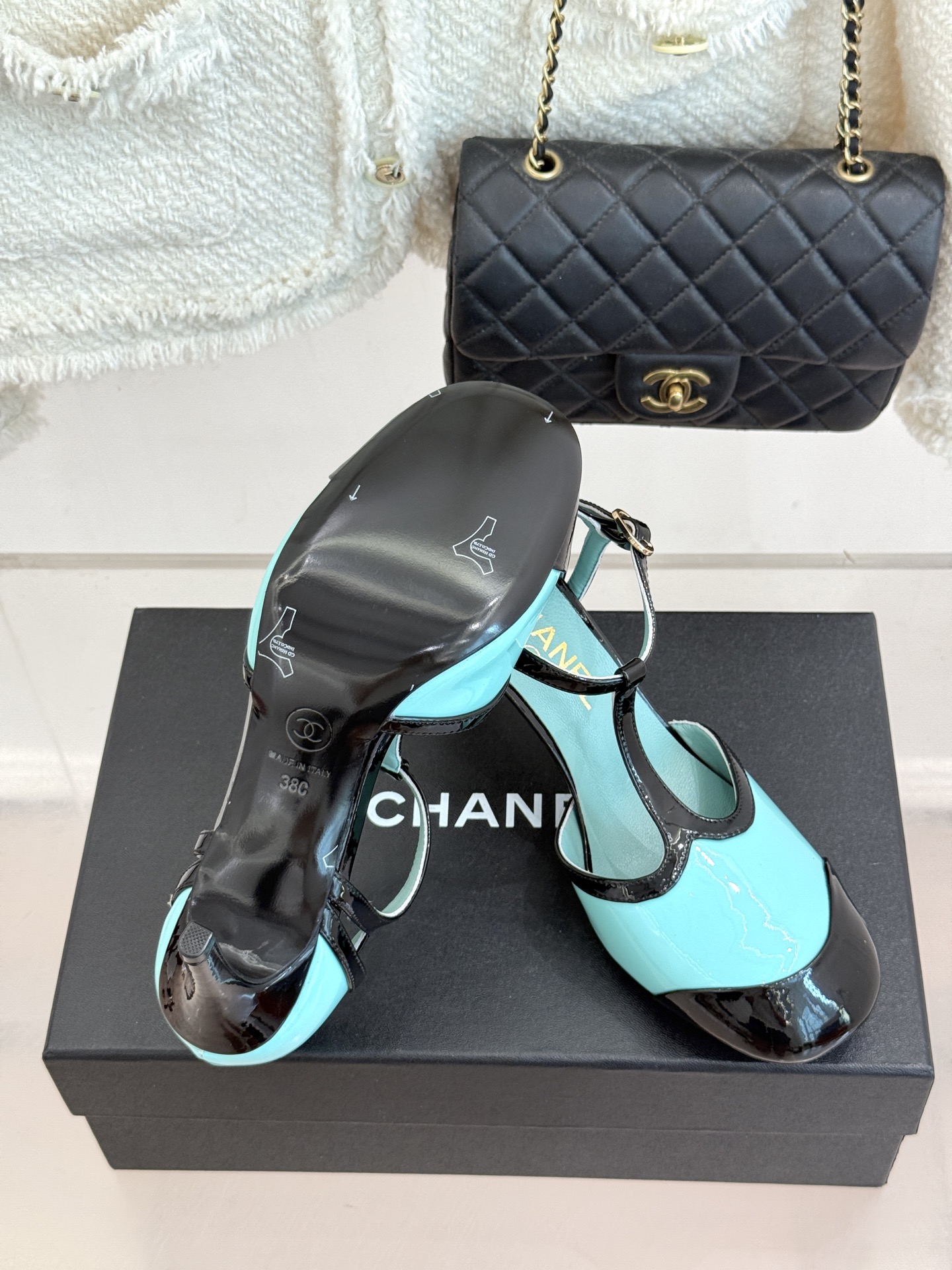 CHANE*|小香26B新品拼色 T字带中空高跟凉鞋 T字带缀双C金属标识 中空露肤显纤细 细高跟悄悄拉长腿线 复古法式 CHANE*|小香26B新品拼色 T字带中空高跟凉鞋 T字带缀双C金属标识 中空露肤显纤细 细高跟悄悄拉长腿线 复古法式