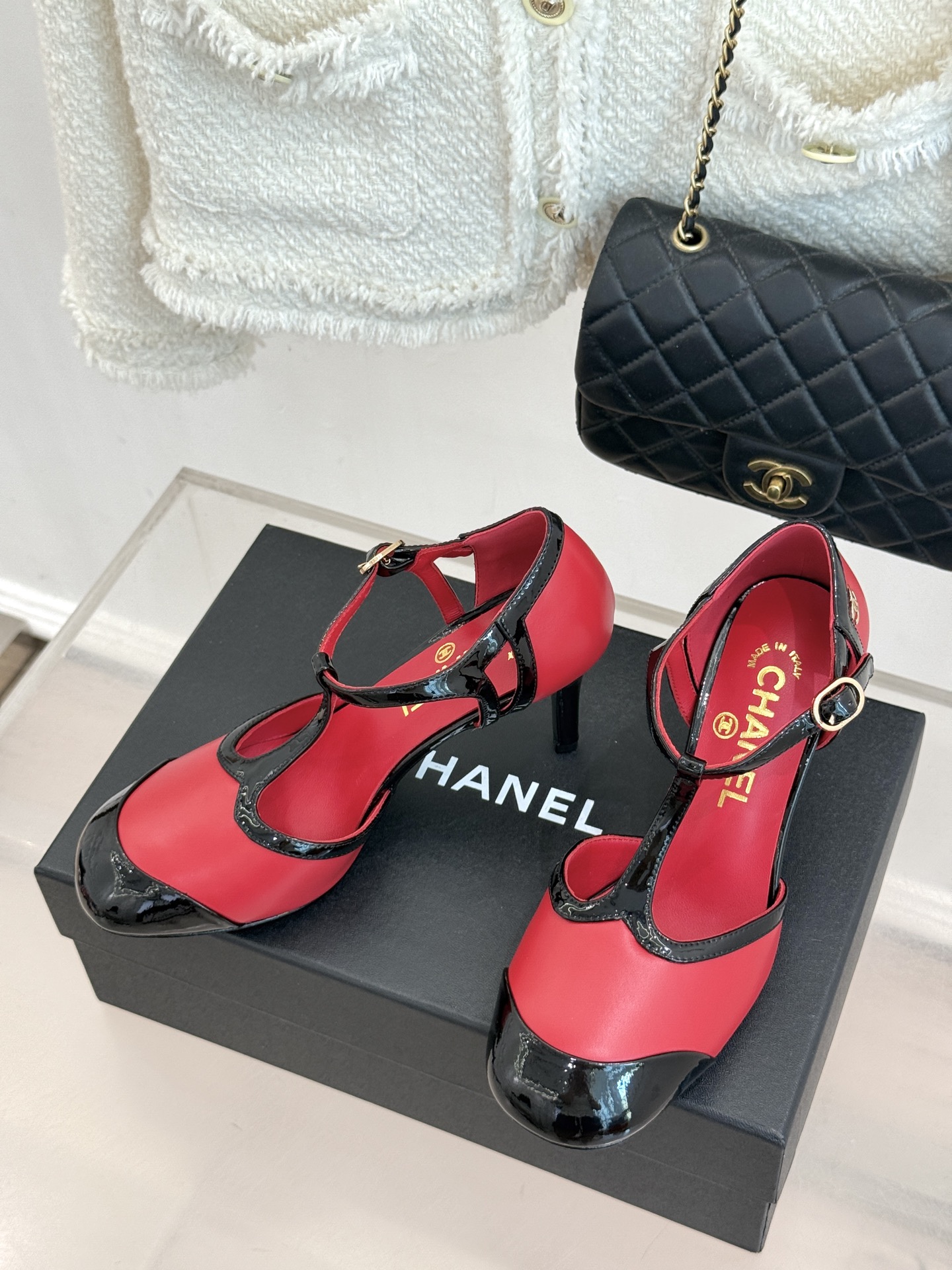 CHANE*|小香26B新品拼色 T字带中空高跟凉鞋 T字带缀双C金属标识 中空露肤显纤细 细高跟悄悄拉长腿线 复古法式 CHANE*|小香26B新品拼色 T字带中空高跟凉鞋 T字带缀双C金属标识 中空露肤显纤细 细高跟悄悄拉长腿线 复古法式