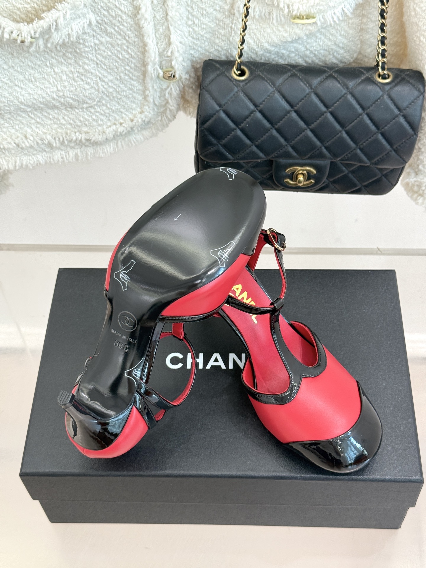 CHANE*|小香26B新品拼色 T字带中空高跟凉鞋 T字带缀双C金属标识 中空露肤显纤细 细高跟悄悄拉长腿线 复古法式 CHANE*|小香26B新品拼色 T字带中空高跟凉鞋 T字带缀双C金属标识 中空露肤显纤细 细高跟悄悄拉长腿线 复古法式