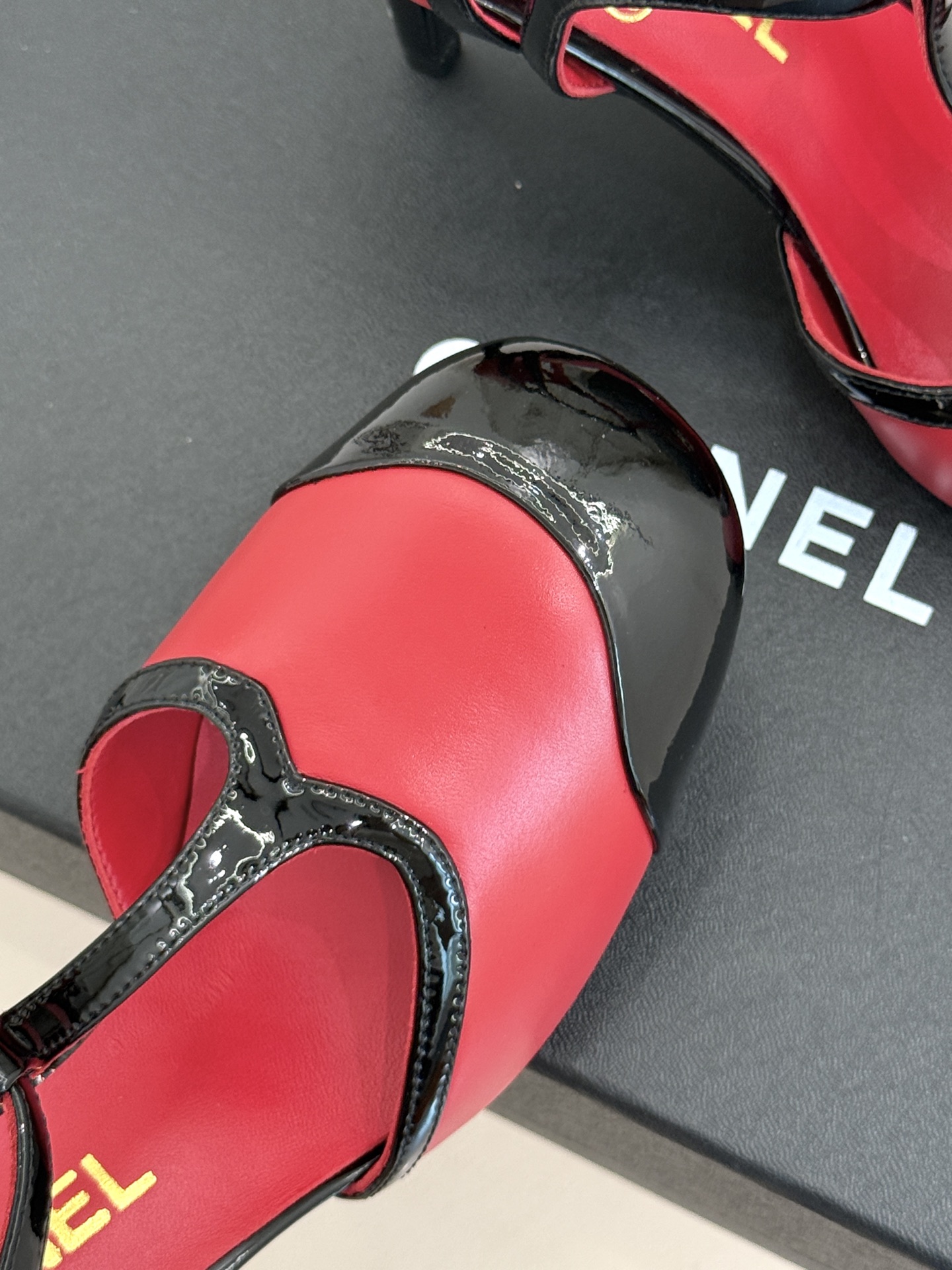 CHANE*|小香26B新品拼色 T字带中空高跟凉鞋 T字带缀双C金属标识 中空露肤显纤细 细高跟悄悄拉长腿线 复古法式 CHANE*|小香26B新品拼色 T字带中空高跟凉鞋 T字带缀双C金属标识 中空露肤显纤细 细高跟悄悄拉长腿线 复古法式