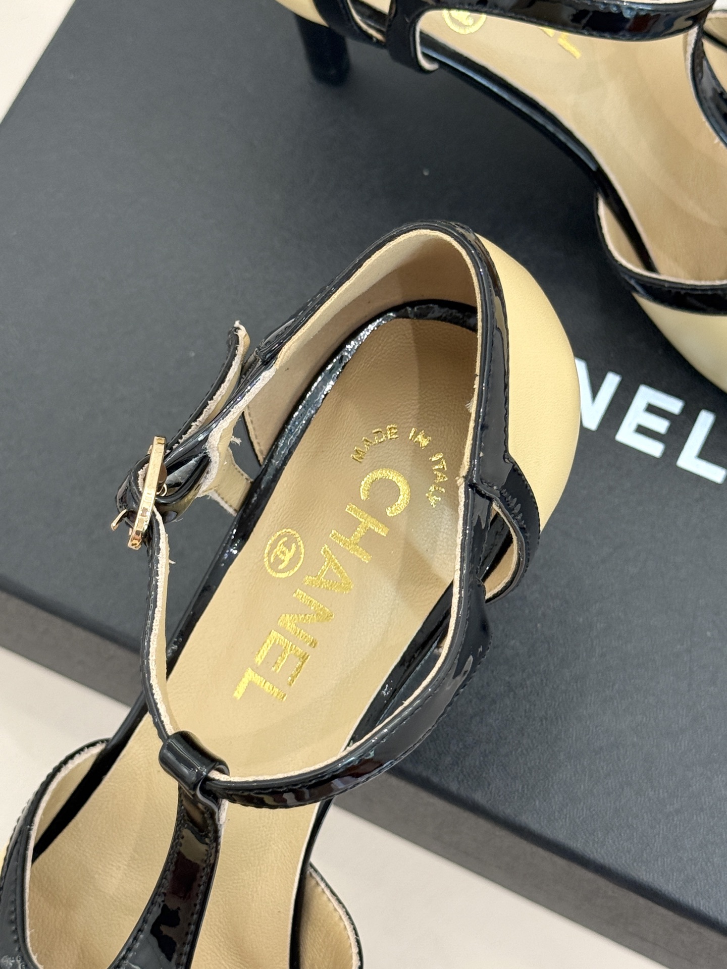CHANE*|小香26B新品拼色 T字带中空高跟凉鞋 T字带缀双C金属标识 中空露肤显纤细 细高跟悄悄拉长腿线 复古法式 CHANE*|小香26B新品拼色 T字带中空高跟凉鞋 T字带缀双C金属标识 中空露肤显纤细 细高跟悄悄拉长腿线 复古法式