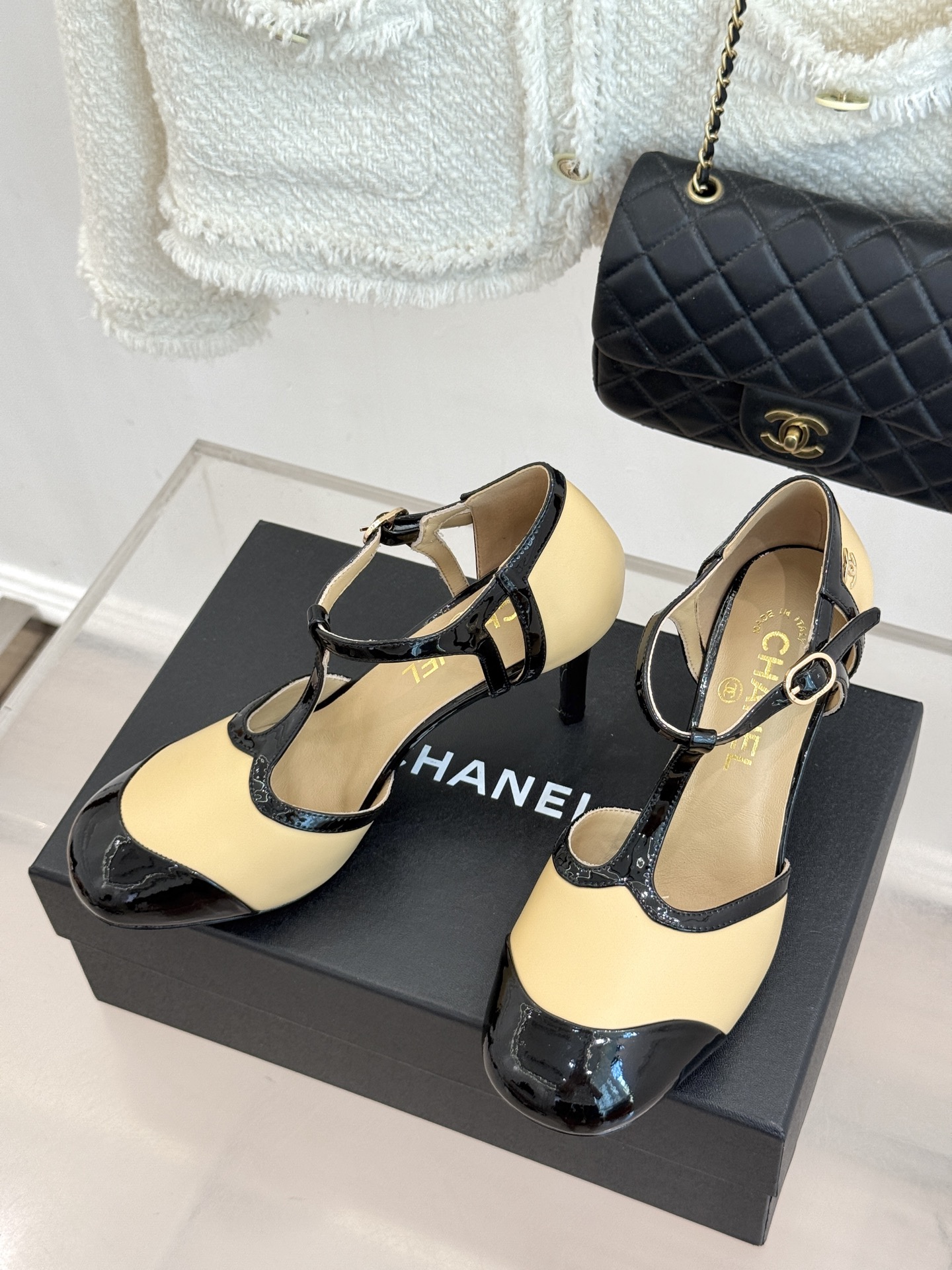 CHANE*|小香26B新品拼色 T字带中空高跟凉鞋 T字带缀双C金属标识 中空露肤显纤细 细高跟悄悄拉长腿线 复古法式 CHANE*|小香26B新品拼色 T字带中空高跟凉鞋 T字带缀双C金属标识 中空露肤显纤细 细高跟悄悄拉长腿线 复古法式