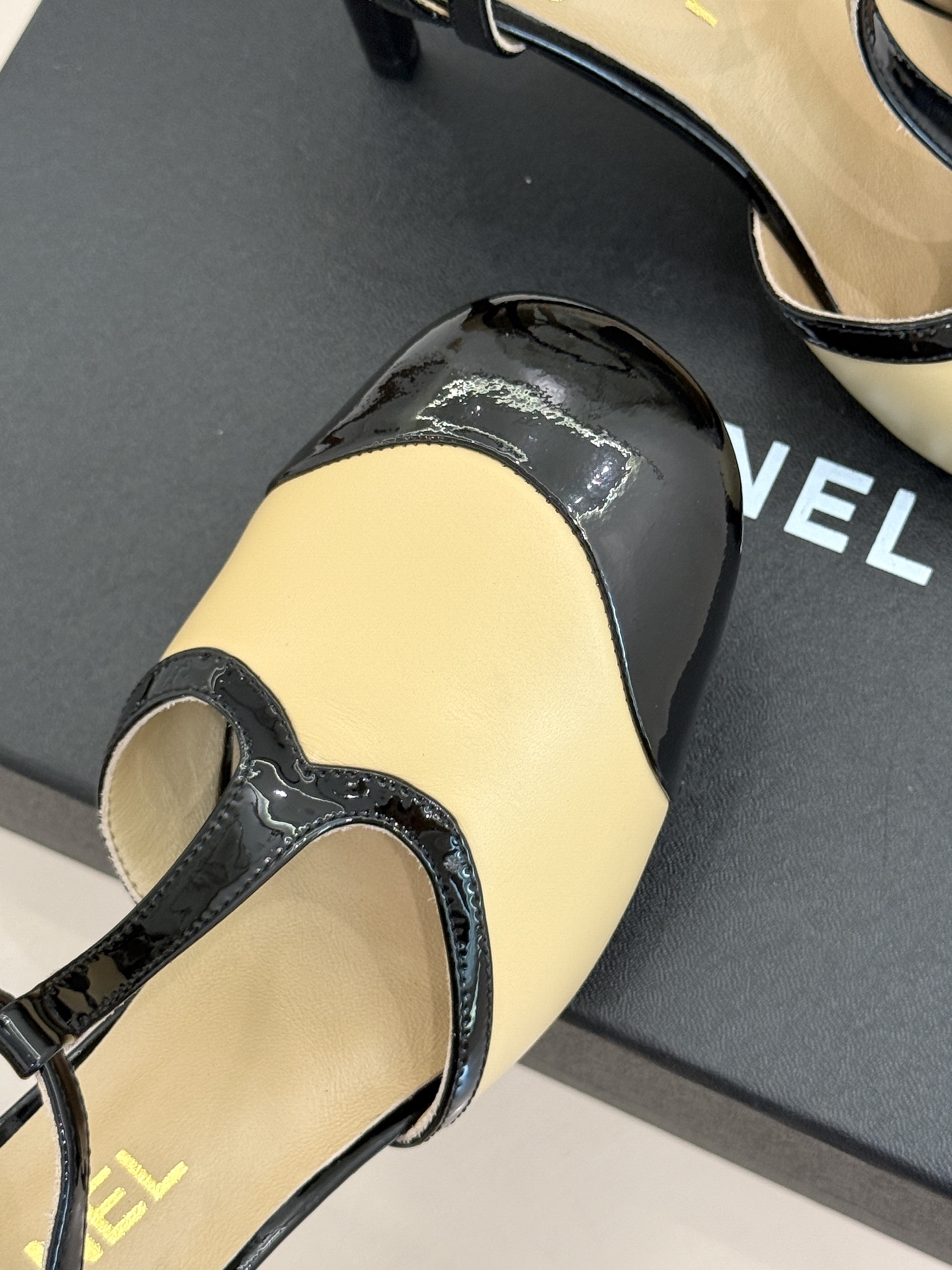 CHANE*|小香26B新品拼色 T字带中空高跟凉鞋 T字带缀双C金属标识 中空露肤显纤细 细高跟悄悄拉长腿线 复古法式 CHANE*|小香26B新品拼色 T字带中空高跟凉鞋 T字带缀双C金属标识 中空露肤显纤细 细高跟悄悄拉长腿线 复古法式