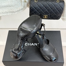 CHANE*|小香26B新品拼色 T字带中空高跟凉鞋 T字带缀双C金属标识 中空露肤显纤细 细高跟悄悄拉长腿线 复古法式 CHANE*|小香26B新品拼色 T字带中空高跟凉鞋 T字带缀双C金属标识 中空露肤显纤细 细高跟悄悄拉长腿线 复古法式