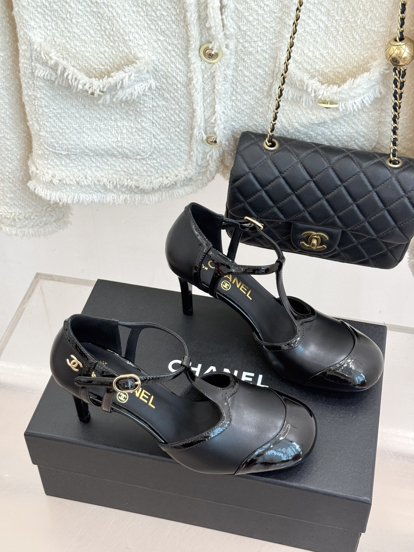 CHANE*|小香26B新品拼色 T字带中空高跟凉鞋 T字带缀双C金属标识 中空露肤显纤细 细高跟悄悄拉长腿线 复古法式 CHANE*|小香26B新品拼色 T字带中空高跟凉鞋 T字带缀双C金属标识 中空露肤显纤细 细高跟悄悄拉长腿线 复古法式