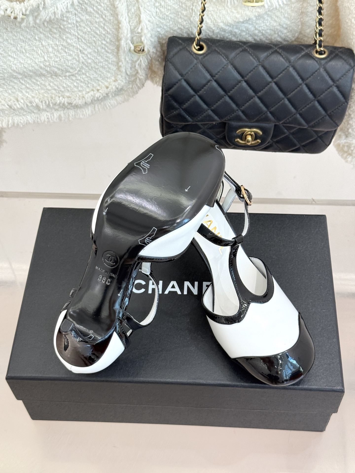 CHANE*|小香26B新品拼色 T字带中空高跟凉鞋 T字带缀双C金属标识 中空露肤显纤细 细高跟悄悄拉长腿线 复古法式 CHANE*|小香26B新品拼色 T字带中空高跟凉鞋 T字带缀双C金属标识 中空露肤显纤细 细高跟悄悄拉长腿线 复古法式