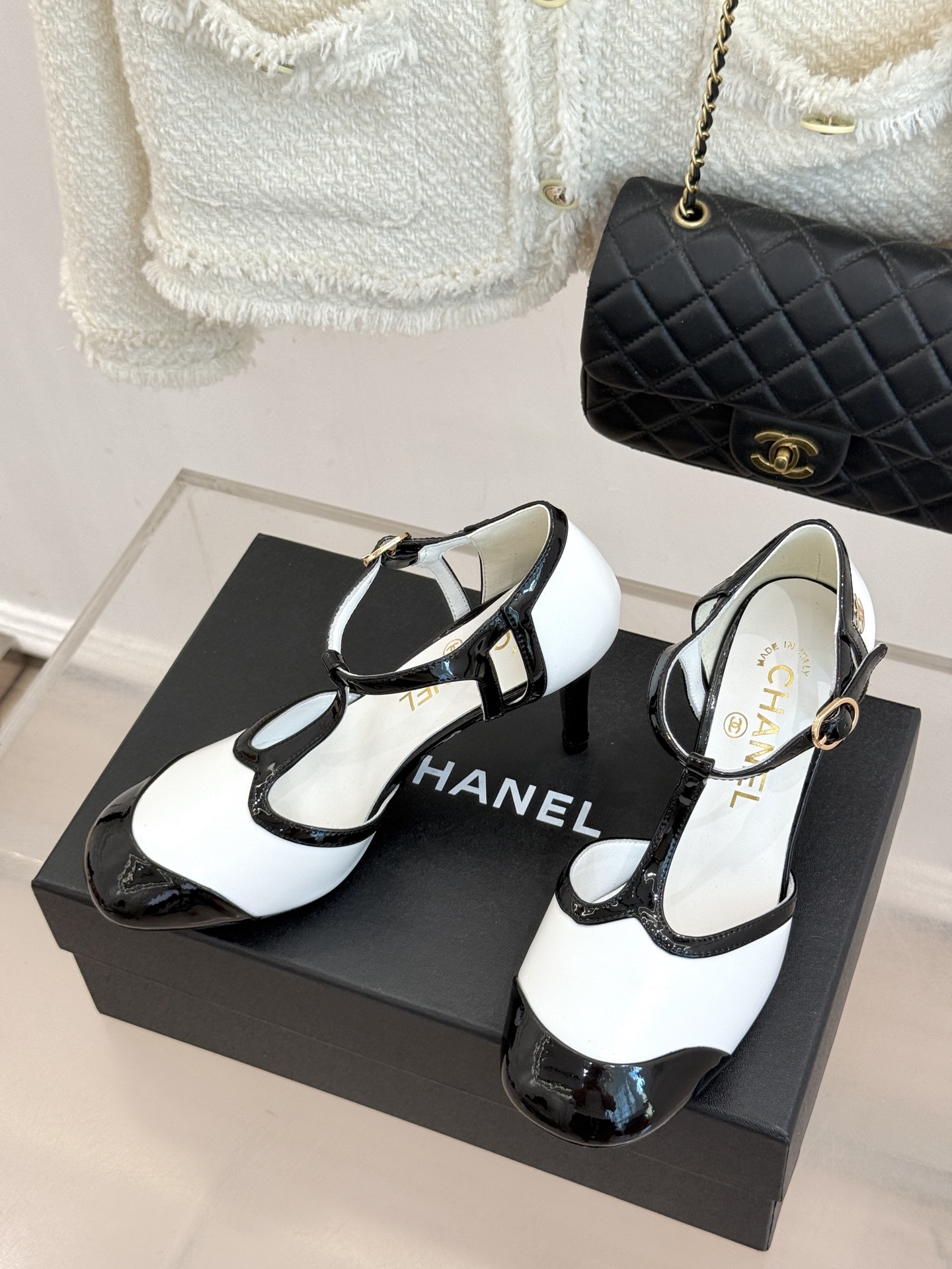 CHANE*|小香26B新品拼色 T字带中空高跟凉鞋 T字带缀双C金属标识 中空露肤显纤细 细高跟悄悄拉长腿线 复古法式 CHANE*|小香26B新品拼色 T字带中空高跟凉鞋 T字带缀双C金属标识 中空露肤显纤细 细高跟悄悄拉长腿线 复古法式