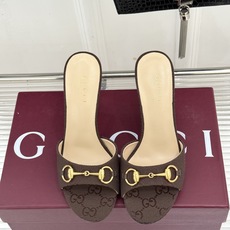 Gucci/古驰26WF新品马衔扣 鱼嘴高跟拖鞋 鱼嘴设计尽显柔美 经典金属扣复古韵味足 意式匠心镌刻品牌底蕴 细跟撑起 Gucci/古驰26WF新品马衔扣 鱼嘴高跟拖鞋 鱼嘴设计尽显柔美 经典金属扣复古韵味足 意式匠心镌刻品牌底蕴 细跟撑起