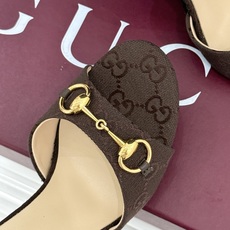 Gucci/古驰26WF新品马衔扣 鱼嘴高跟拖鞋 鱼嘴设计尽显柔美 经典金属扣复古韵味足 意式匠心镌刻品牌底蕴 细跟撑起 Gucci/古驰26WF新品马衔扣 鱼嘴高跟拖鞋 鱼嘴设计尽显柔美 经典金属扣复古韵味足 意式匠心镌刻品牌底蕴 细跟撑起