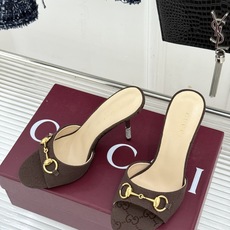 Gucci/古驰26WF新品马衔扣 鱼嘴高跟拖鞋 鱼嘴设计尽显柔美 经典金属扣复古韵味足 意式匠心镌刻品牌底蕴 细跟撑起 Gucci/古驰26WF新品马衔扣 鱼嘴高跟拖鞋 鱼嘴设计尽显柔美 经典金属扣复古韵味足 意式匠心镌刻品牌底蕴 细跟撑起