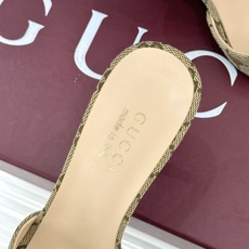 Gucci/古驰26WF新品马衔扣 鱼嘴高跟拖鞋 鱼嘴设计尽显柔美 经典金属扣复古韵味足 意式匠心镌刻品牌底蕴 细跟撑起 Gucci/古驰26WF新品马衔扣 鱼嘴高跟拖鞋 鱼嘴设计尽显柔美 经典金属扣复古韵味足 意式匠心镌刻品牌底蕴 细跟撑起