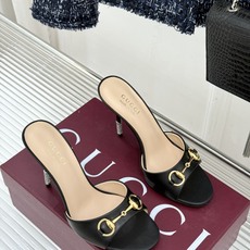 Gucci/古驰26WF新品马衔扣 鱼嘴高跟拖鞋 鱼嘴设计尽显柔美 经典金属扣复古韵味足 意式匠心镌刻品牌底蕴 细跟撑起 Gucci/古驰26WF新品马衔扣 鱼嘴高跟拖鞋 鱼嘴设计尽显柔美 经典金属扣复古韵味足 意式匠心镌刻品牌底蕴 细跟撑起