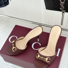 Gucci/古驰26WF新品马衔扣 鱼嘴高跟拖鞋 鱼嘴设计尽显柔美 经典金属扣复古韵味足 意式匠心镌刻品牌底蕴 细跟撑起 Gucci/古驰26WF新品马衔扣 鱼嘴高跟拖鞋 鱼嘴设计尽显柔美 经典金属扣复古韵味足 意式匠心镌刻品牌底蕴 细跟撑起