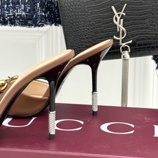 Gucci/古驰26WF新品马衔扣 鱼嘴高跟拖鞋 鱼嘴设计尽显柔美 经典金属扣复古韵味足 意式匠心镌刻品牌底蕴 细跟撑起 Gucci/古驰26WF新品马衔扣 鱼嘴高跟拖鞋 鱼嘴设计尽显柔美 经典金属扣复古韵味足 意式匠心镌刻品牌底蕴 细跟撑起