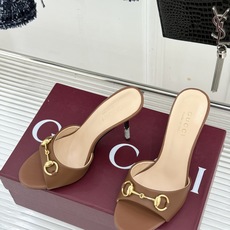 Gucci/古驰26WF新品马衔扣 鱼嘴高跟拖鞋 鱼嘴设计尽显柔美 经典金属扣复古韵味足 意式匠心镌刻品牌底蕴 细跟撑起 Gucci/古驰26WF新品马衔扣 鱼嘴高跟拖鞋 鱼嘴设计尽显柔美 经典金属扣复古韵味足 意式匠心镌刻品牌底蕴 细跟撑起