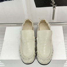 The Row 26WF新品极简复古 鳗鱼皮纹褶皱乐福鞋 意大利手工打造自然褶皱 鳗鱼皮肌理自带柔润光泽 无标识极简设计 The Row 26WF新品极简复古 鳗鱼皮纹褶皱乐福鞋 意大利手工打造自然褶皱 鳗鱼皮肌理自带柔润光泽 无标识极简设计