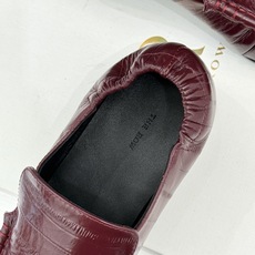 The Row 26WF新品极简复古 鳗鱼皮纹褶皱乐福鞋 意大利手工打造自然褶皱 鳗鱼皮肌理自带柔润光泽 无标识极简设计 The Row 26WF新品极简复古 鳗鱼皮纹褶皱乐福鞋 意大利手工打造自然褶皱 鳗鱼皮肌理自带柔润光泽 无标识极简设计