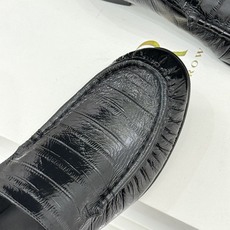 The Row 26WF新品极简复古 鳗鱼皮纹褶皱乐福鞋 意大利手工打造自然褶皱 鳗鱼皮肌理自带柔润光泽 无标识极简设计 The Row 26WF新品极简复古 鳗鱼皮纹褶皱乐福鞋 意大利手工打造自然褶皱 鳗鱼皮肌理自带柔润光泽 无标识极简设计