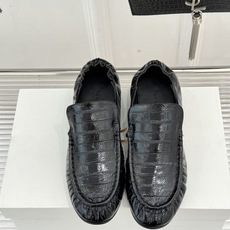 The Row 26WF新品极简复古 鳗鱼皮纹褶皱乐福鞋 意大利手工打造自然褶皱 鳗鱼皮肌理自带柔润光泽 无标识极简设计 The Row 26WF新品极简复古 鳗鱼皮纹褶皱乐福鞋 意大利手工打造自然褶皱 鳗鱼皮肌理自带柔润光泽 无标识极简设计