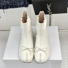 MaisonMargiela|MM6马吉拉 复古蝴蝶结褶皱分趾短靴 蝴蝶结柔化解构先锋感 褶皱皮面晕开复古调性 经典t MaisonMargiela|MM6马吉拉 复古蝴蝶结褶皱分趾短靴 蝴蝶结柔化解构先锋感 褶皱皮面晕开复古调性 经典t