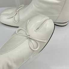 MaisonMargiela|MM6马吉拉 复古蝴蝶结褶皱分趾短靴 蝴蝶结柔化解构先锋感 褶皱皮面晕开复古调性 经典t MaisonMargiela|MM6马吉拉 复古蝴蝶结褶皱分趾短靴 蝴蝶结柔化解构先锋感 褶皱皮面晕开复古调性 经典t